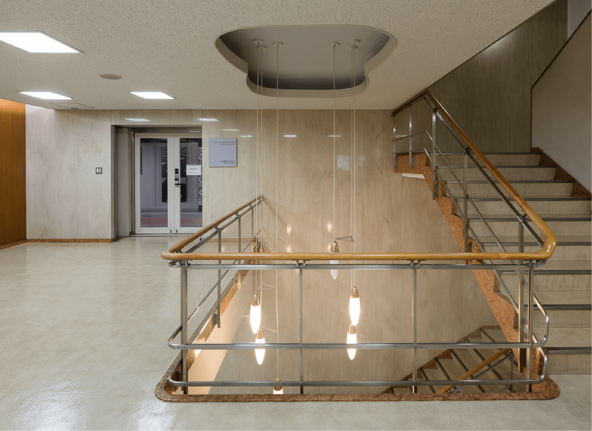 低層部の吹抜階段の画像