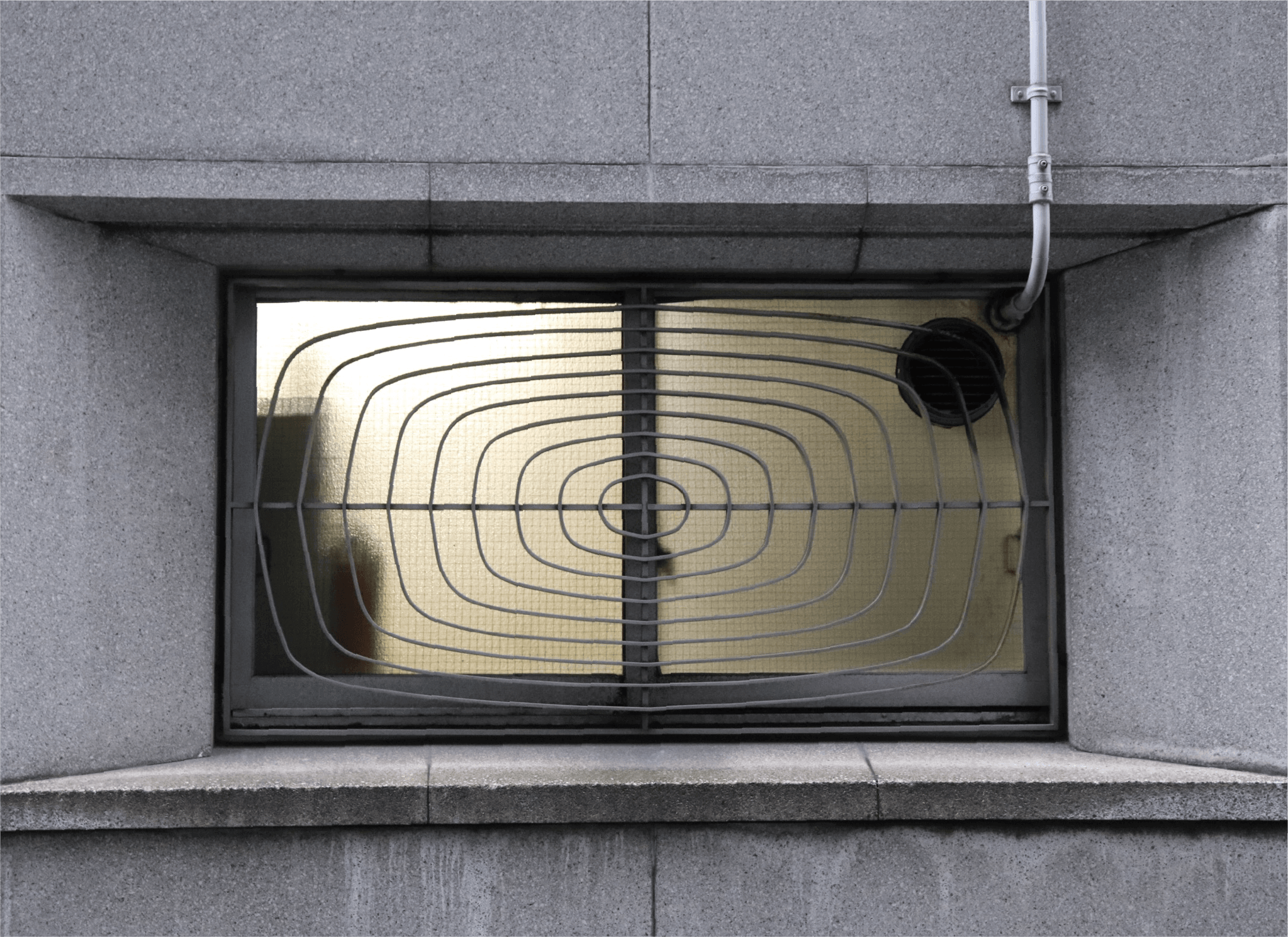 守衛室の窓の画像